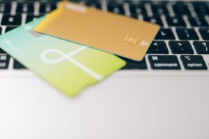 Reisekasse digital planen - Karte, Bargeld und Notfallreserve kombinieren